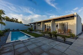 NEW - Cozy Modern One Bedroom Close to Beach