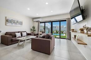Brand NEW 3BR w Private Pool Walk to Palm Beach