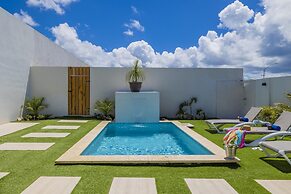 Brand NEW 3BR w Private Pool Walk to Palm Beach