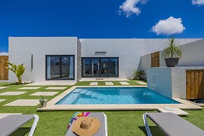 Brand NEW 3BR w Private Pool Walk to Palm Beach