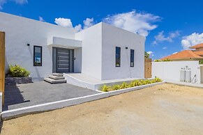 Brand NEW 3BR w Private Pool Walk to Palm Beach