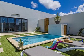 Brand NEW 3BR w Private Pool Walk to Palm Beach