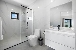 Brand NEW 3BR w Private Pool Walk to Palm Beach