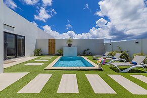 Brand NEW 3BR w Private Pool Walk to Palm Beach