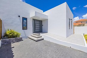 Brand NEW 3BR w Private Pool Walk to Palm Beach