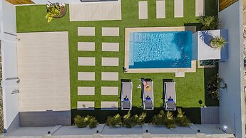 Brand NEW 3BR w Private Pool Walk to Palm Beach