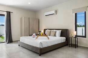 Brand NEW 3BR w Private Pool Walk to Palm Beach