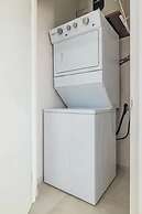 1BR Gold Coast Pools Tennis Gym Security