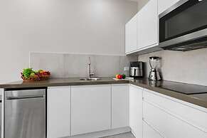 1BR Gold Coast Pools Tennis Gym Security