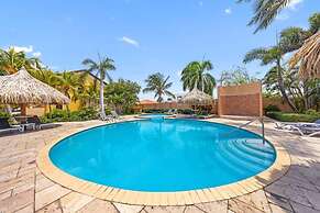 1BR Gold Coast Pools Tennis Gym Security