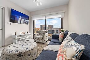 1BR Gold Coast Pools Tennis Gym Security