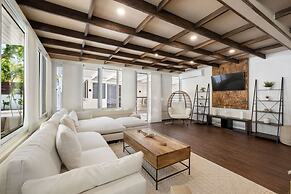 New 5 Bedroom Private Pool Near Superfood