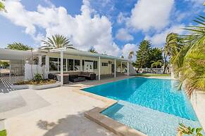 New 5 Bedroom Private Pool Near Superfood