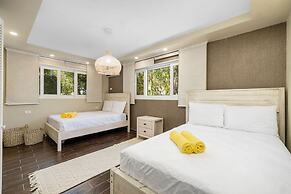 New 5 Bedroom Private Pool Near Superfood