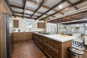 New 5 Bedroom Private Pool Near Superfood