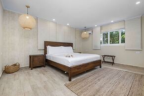 New 5 Bedroom Private Pool Near Superfood