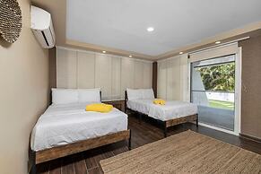 New 5 Bedroom Private Pool Near Superfood