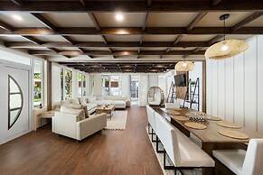 New 5 Bedroom Private Pool Near Superfood