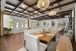 New 5 Bedroom Private Pool Near Superfood