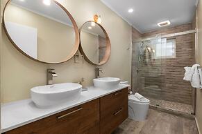 New 5 Bedroom Private Pool Near Superfood