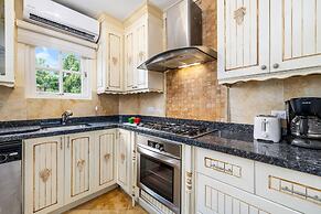 Cozy 1br1ba w Balcony Pool in Great Location