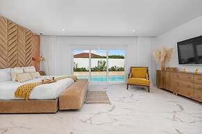 NEW 5br5 5BA Villa Private Pool Close 2 Beach