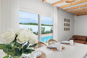 NEW 5br5 5BA Villa Private Pool Close 2 Beach