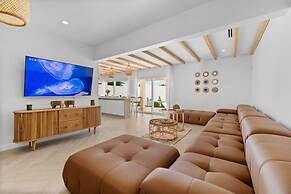 NEW 5br5 5BA Villa Private Pool Close 2 Beach