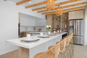 NEW 5br5 5BA Villa Private Pool Close 2 Beach