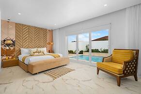 NEW 5br5 5BA Villa Private Pool Close 2 Beach