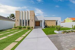 NEW 5br5 5BA Villa Private Pool Close 2 Beach