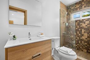 NEW 5br5 5BA Villa Private Pool Close 2 Beach