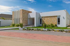 NEW 5br5 5BA Villa Private Pool Close 2 Beach