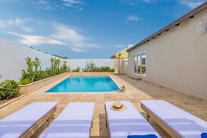 NEW 5br5 5BA Villa Private Pool Close 2 Beach