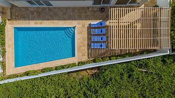 NEW 5br5 5BA Villa Private Pool Close 2 Beach