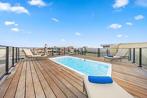 Oceanside Luxury The Cove Palm Beach 2BR 2 5BA