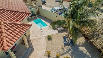 Poolside 1-bed Near Palm Beach