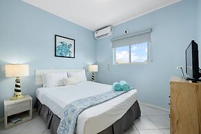 Poolside 1-bed Near Palm Beach