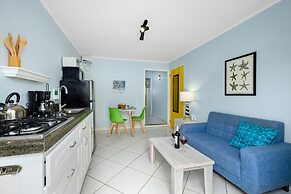 Poolside 1-bed Near Palm Beach