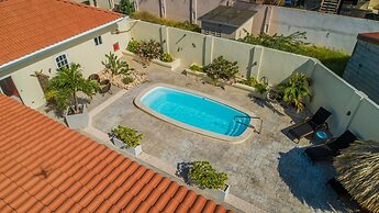 Poolside 1-bed Near Palm Beach