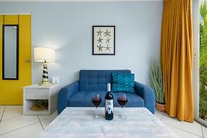 Poolside 1-bed Near Palm Beach