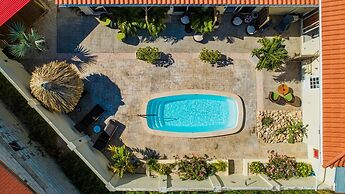 Poolside 1-bed Near Palm Beach