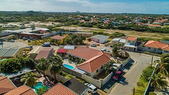 Poolside 1-bed Near Palm Beach