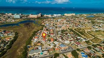 Poolside 1-bed Near Palm Beach