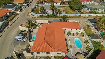 Poolside 1-bed Near Palm Beach