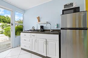 Poolside 1-bed Near Palm Beach