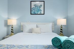 Poolside 1-bed Near Palm Beach