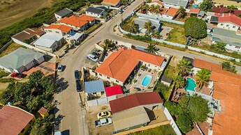 Poolside 1-bed Near Palm Beach