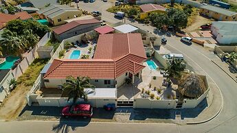 Poolside 1-bed Near Palm Beach