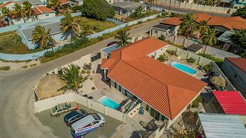 Poolside 1-bed Near Palm Beach